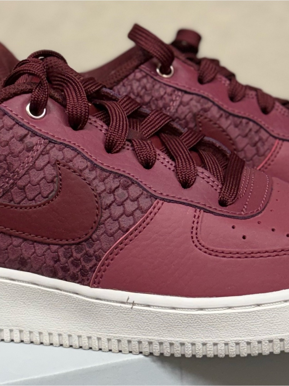 Nike Low Top Sneakers in Burgundy